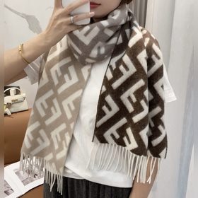 Fendi老花漸變雙面羊絨圍巾，柔軟細膩的雙面風格，FF經典提花漸變 柔軟的羊毛