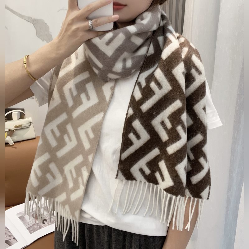 Fendi老花漸變雙面羊絨圍巾，柔軟細膩的雙面風格，FF經典提花漸變 柔軟的羊毛