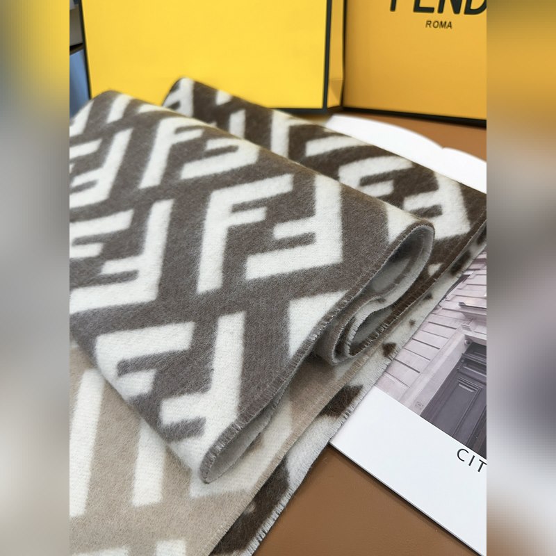 Fendi老花漸變雙面羊絨圍巾，柔軟細膩的雙面風格，FF經典提花漸變 柔軟的羊毛