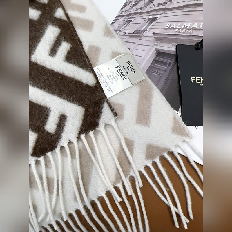 Fendi老花漸變雙面羊絨圍巾，柔軟細膩的雙面風格，FF經典提花漸變 柔軟的羊毛
