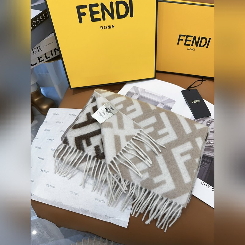 Fendi老花漸變雙面羊絨圍巾，柔軟細膩的雙面風格，FF經典提花漸變 柔軟的羊毛
