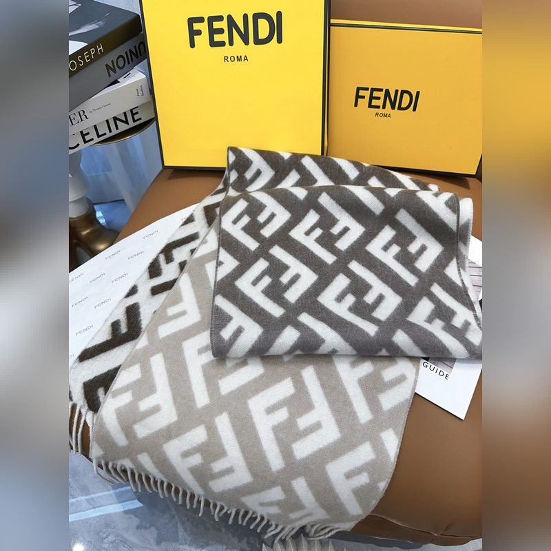 Fendi老花漸變雙面羊絨圍巾，柔軟細膩的雙面風格，FF經典提花漸變 柔軟的羊毛