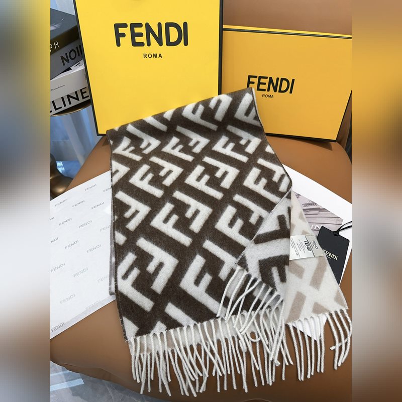 Fendi老花漸變雙面羊絨圍巾，柔軟細膩的雙面風格，FF經典提花漸變 柔軟的羊毛