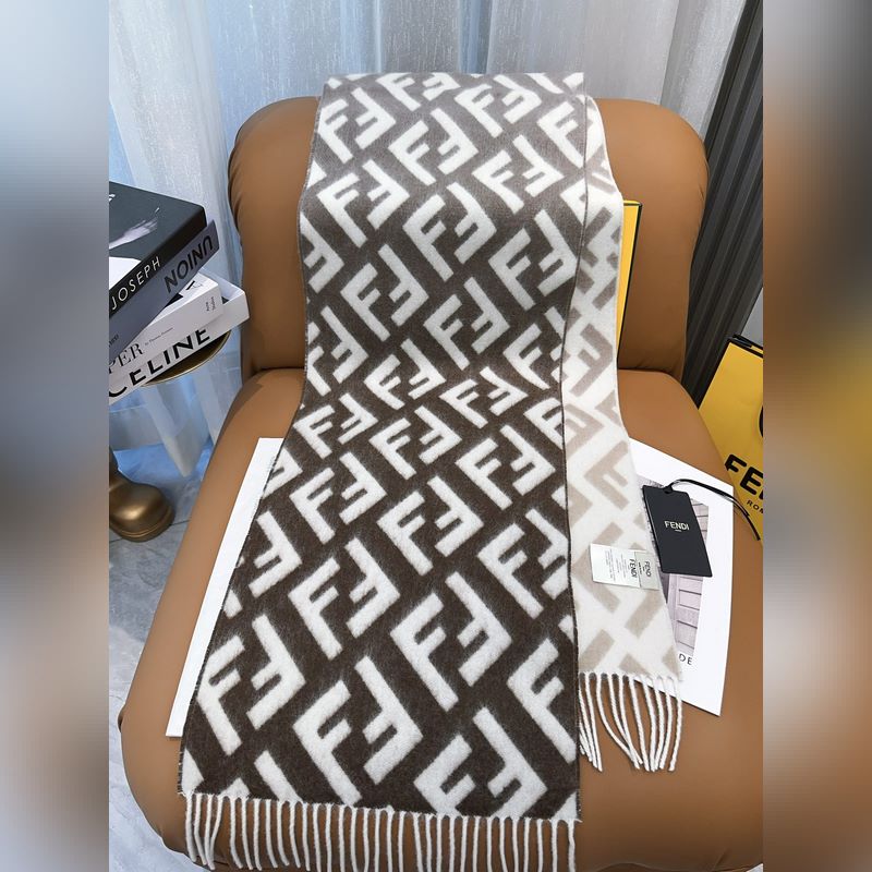 Fendi老花漸變雙面羊絨圍巾，柔軟細膩的雙面風格，FF經典提花漸變 柔軟的羊毛