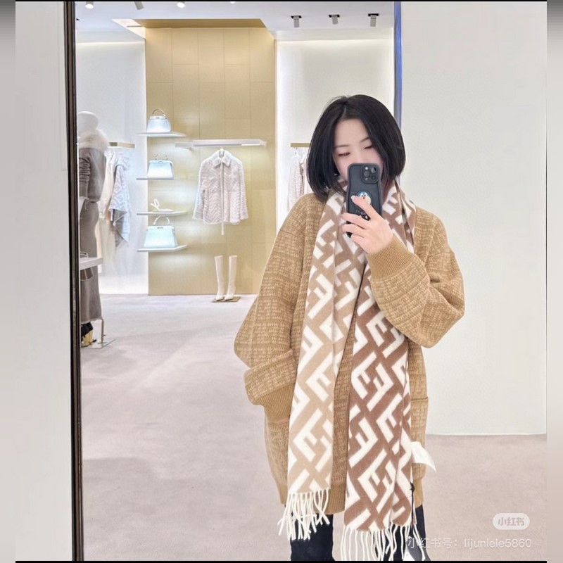 Fendi圍巾漸變色的天花闆，手感巨軟糯，巨巨巨巨巨好，市面最好的貨