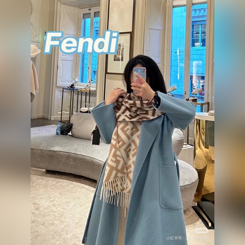 Fendi圍巾漸變色的天花闆，手感巨軟糯，巨巨巨巨巨好，市面最好的貨