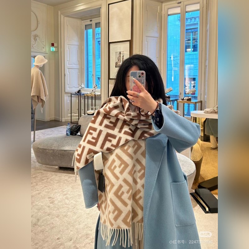 Fendi圍巾漸變色的天花闆，手感巨軟糯，巨巨巨巨巨好，市面最好的貨