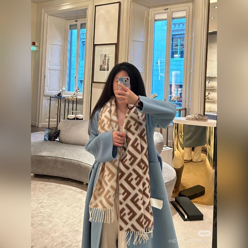 Fendi圍巾漸變色的天花闆，手感巨軟糯，巨巨巨巨巨好，市面最好的貨