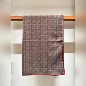 fendi 芬迪 簡單簡約，上身就是說氣質爆棚，高冷，大牌 融入日常，跨越所有年