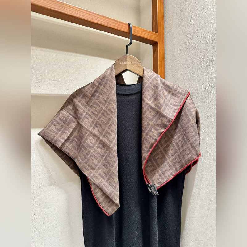 fendi 芬迪 簡單簡約，上身就是說氣質爆棚，高冷，大牌 融入日常，跨越所有年