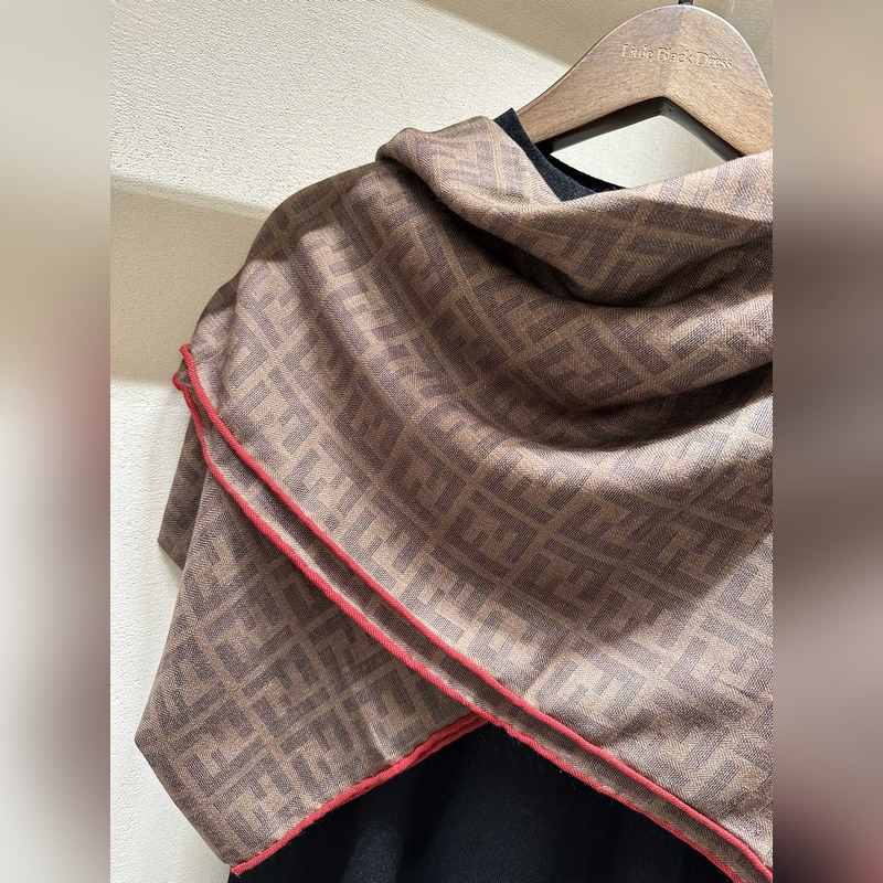 fendi 芬迪 簡單簡約，上身就是說氣質爆棚，高冷，大牌 融入日常，跨越所有年