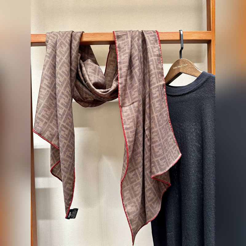 fendi 芬迪 簡單簡約，上身就是說氣質爆棚，高冷，大牌 融入日常，跨越所有年