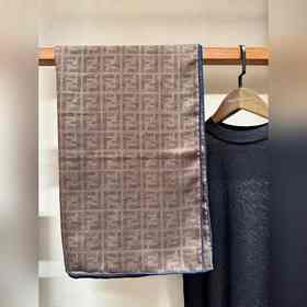 fendi 芬迪 簡單簡約，上身就是說氣質爆棚，高冷，大牌 融入日常，跨越所有年