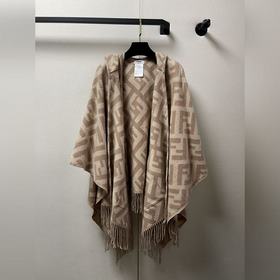 同步專櫃！Fendi限量款連帽鬥篷披肩]重磅！！純羊絨打造！！此款FF披風是Fe