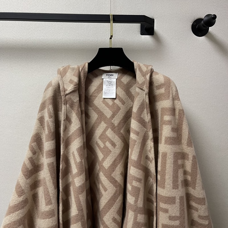 同步專櫃！Fendi限量款連帽鬥篷披肩]重磅！！純羊絨打造！！此款FF披風是Fe
