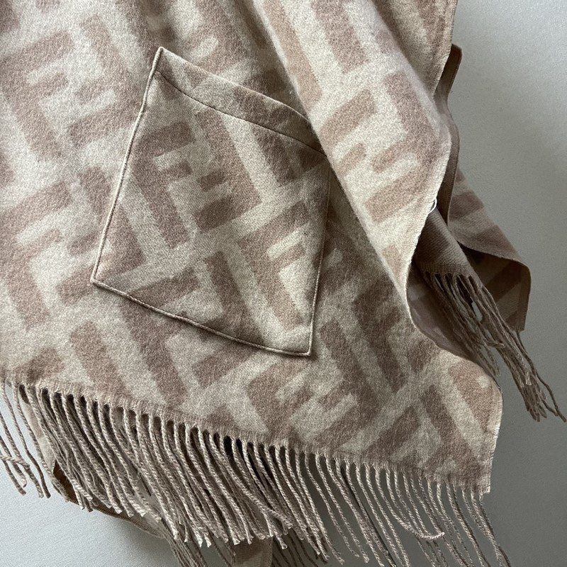 同步專櫃！Fendi限量款連帽鬥篷披肩]重磅！！純羊絨打造！！此款FF披風是Fe