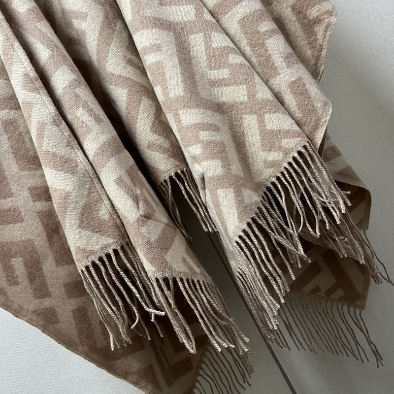 同步專櫃！Fendi限量款連帽鬥篷披肩]重磅！！純羊絨打造！！此款FF披風是Fe