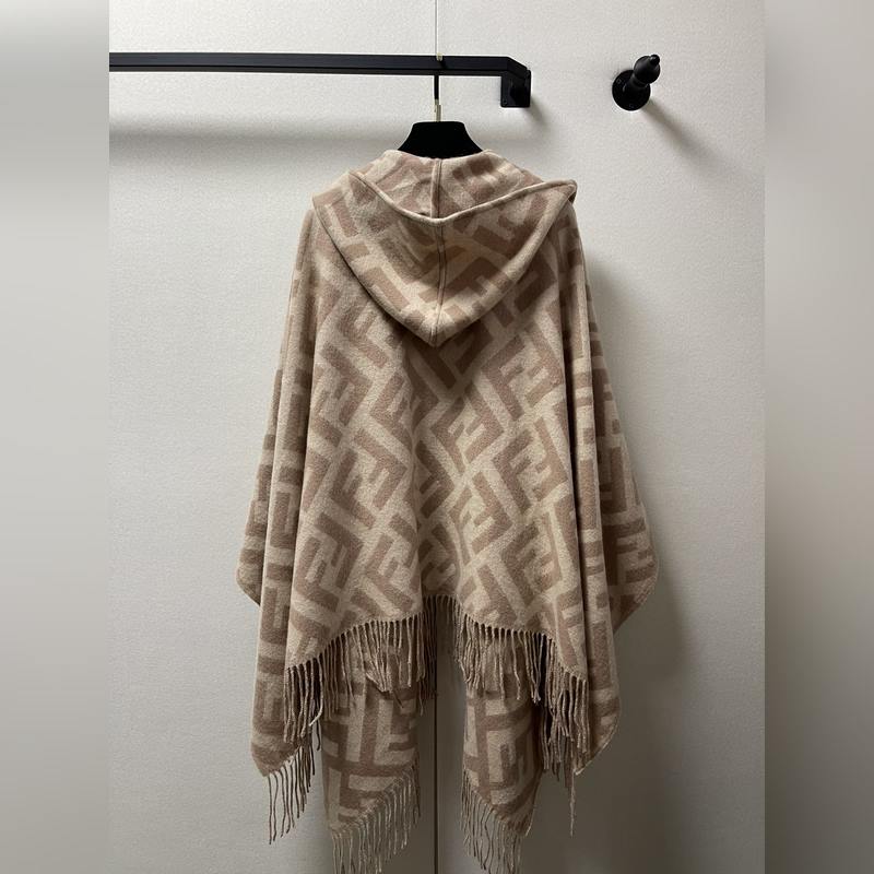 同步專櫃！Fendi限量款連帽鬥篷披肩]重磅！！純羊絨打造！！此款FF披風是Fe