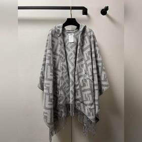 [ 同步專櫃！Fendi限量款連帽鬥篷披肩]重磅！！純羊絨打造！！此款FF披風是