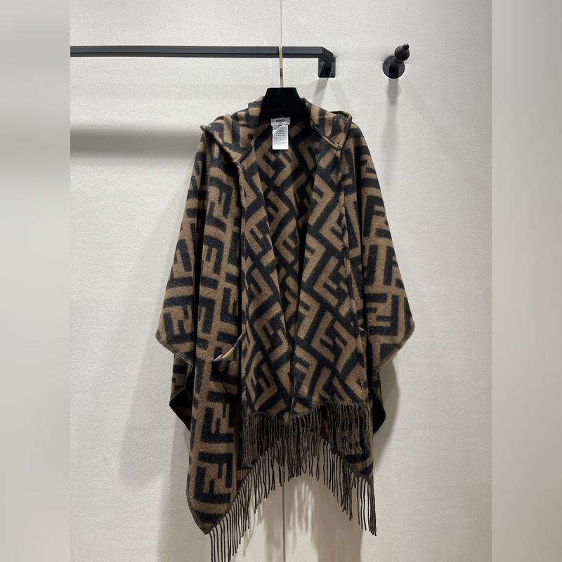 [ 同步專櫃！Fendi限量款連帽鬥篷披肩]重磅??！純羊絨打造！！此款FF披風是