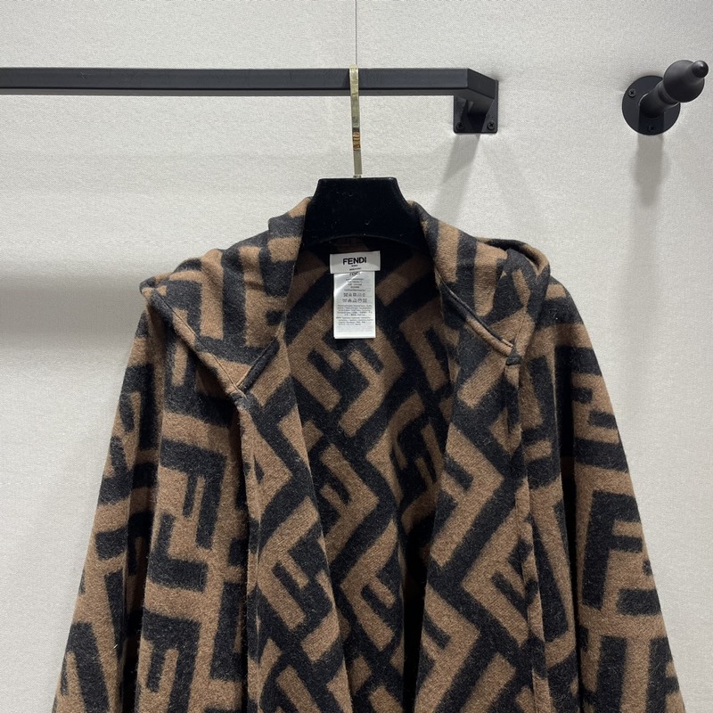[ 同步專櫃！Fendi限量款連帽鬥篷披肩]重磅??！純羊絨打造！！此款FF披風是