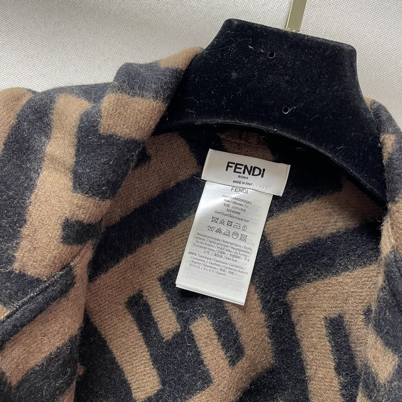 [ 同步專櫃！Fendi限量款連帽鬥篷披肩]重磅??！純羊絨打造??！此款FF披風是