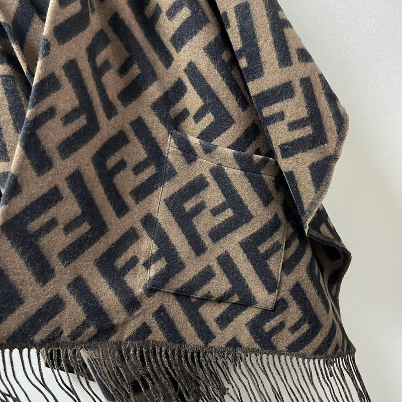 [ 同步專櫃！Fendi限量款連帽鬥篷披肩]重磅！！純羊絨打造！！此款FF披風是