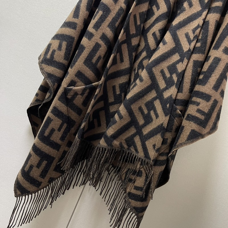 [ 同步專櫃！Fendi限量款連帽鬥篷披肩]重磅?。〖冄蚪q打造??！此款FF披風是