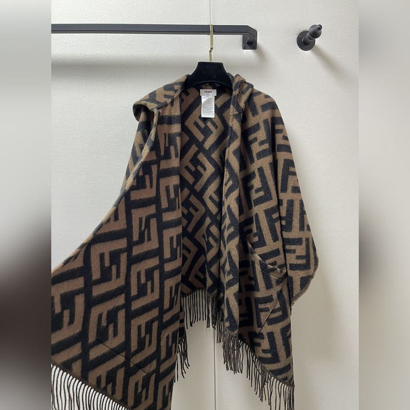 [ 同步專櫃！Fendi限量款連帽鬥篷披肩]重磅??！純羊絨打造??！此款FF披風是