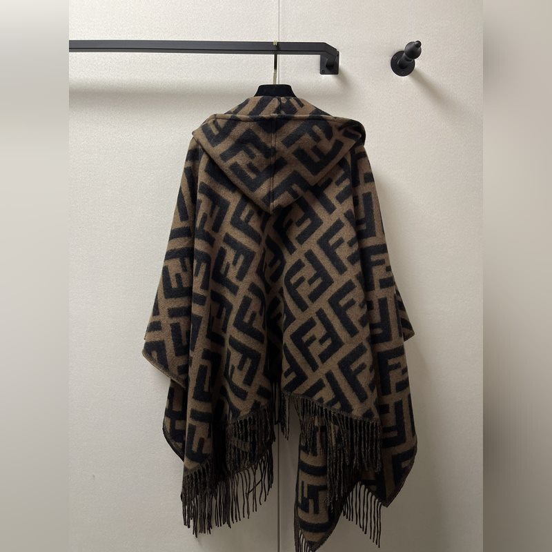 [ 同步專櫃！Fendi限量款連帽鬥篷披肩]重磅！！純羊絨打造??！此款FF披風是
