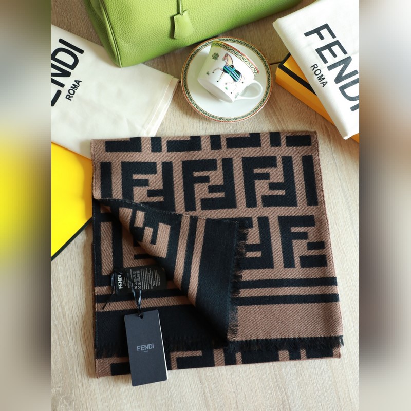 免代購 送原版布袋 極品 Fendi今年最火的圍巾 全世界都在搶的老花FF字母款