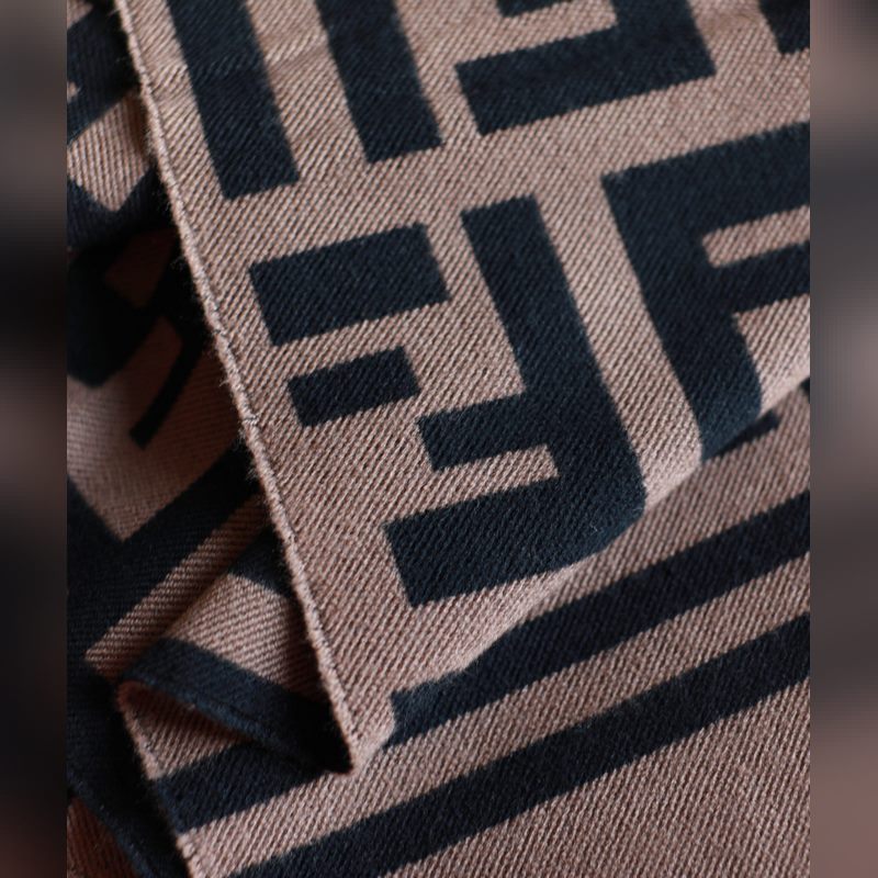 免代購 送原版布袋 極品 Fendi今年最火的圍巾 全世界都在搶的老花FF字母款