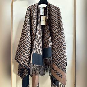 [ 同步專櫃！Fendi限量款鬥篷披肩]重磅！！純羊絨打造！！此款FF披風是Fe