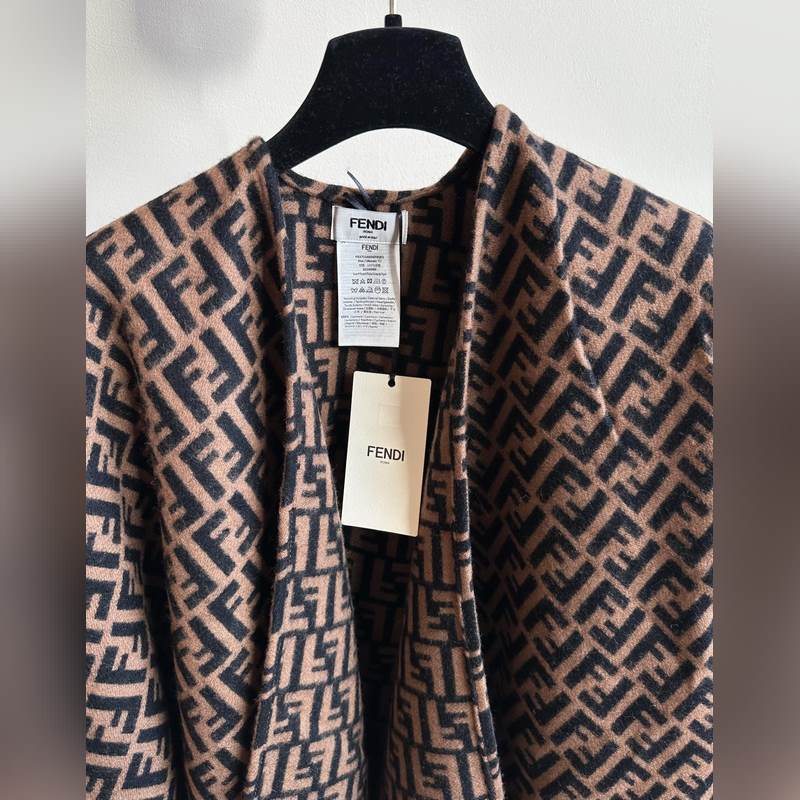 [ 同步專櫃！Fendi限量款鬥篷披肩]重磅！！純羊絨打造！！此款FF披風是Fe