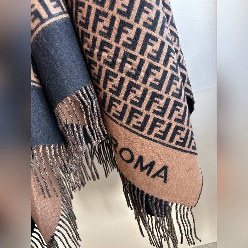 [ 同步專櫃！Fendi限量款鬥篷披肩]重磅！！純羊絨打造！！此款FF披風是Fe