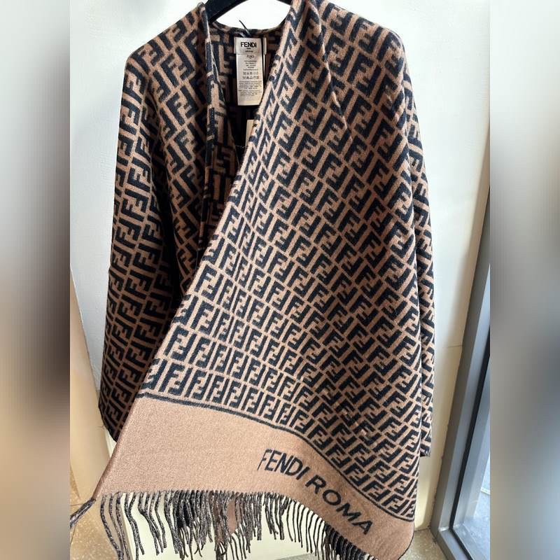 [ 同步專櫃！Fendi限量款鬥篷披肩]重磅！！純羊絨打造！！此款FF披風是Fe