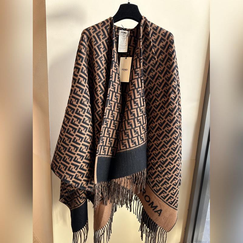 [ 同步專櫃！Fendi限量款鬥篷披肩]重磅！！純羊絨打造！！此款FF披風是Fe