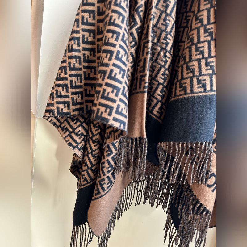 [ 同步專櫃！Fendi限量款鬥篷披肩]重磅！！純羊絨打造！！此款FF披風是Fe