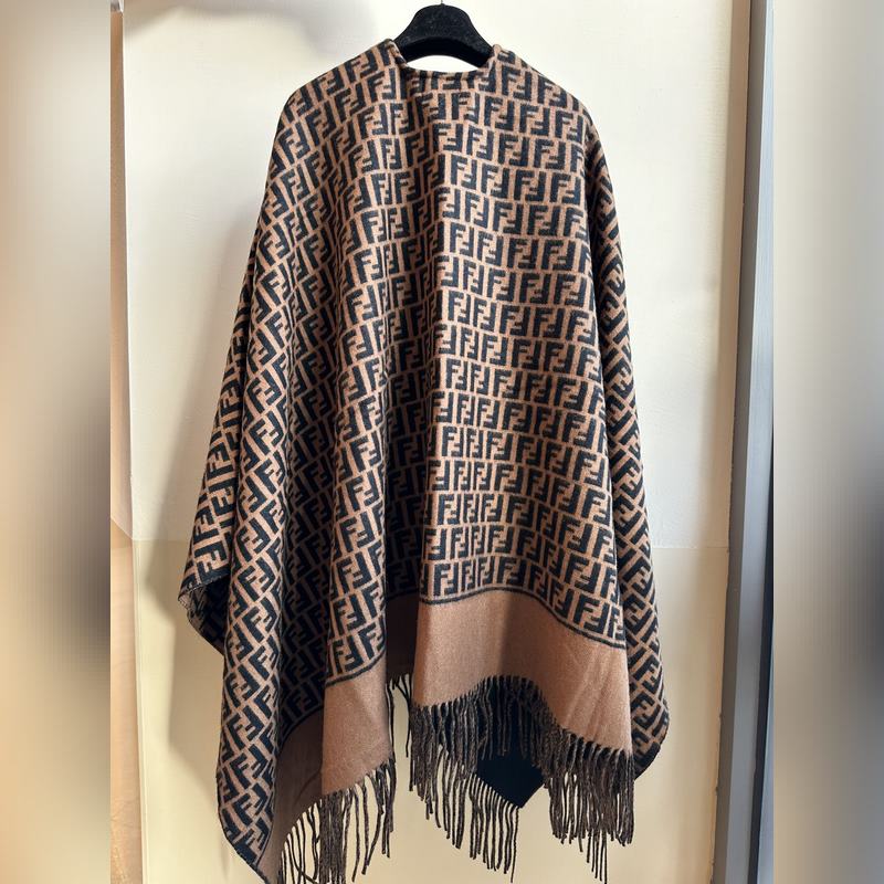 [ 同步專櫃！Fendi限量款鬥篷披肩]重磅！！純羊絨打造！！此款FF披風是Fe