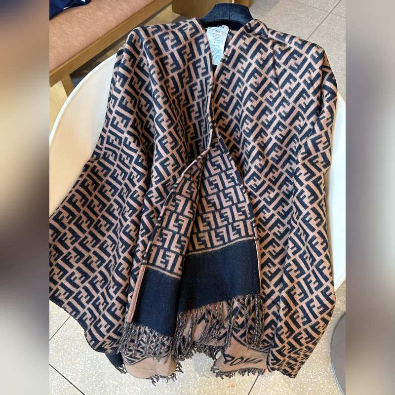 [ 同步專櫃！Fendi限量款鬥篷披肩]重磅！！純羊絨打造！！此款FF披風是Fe