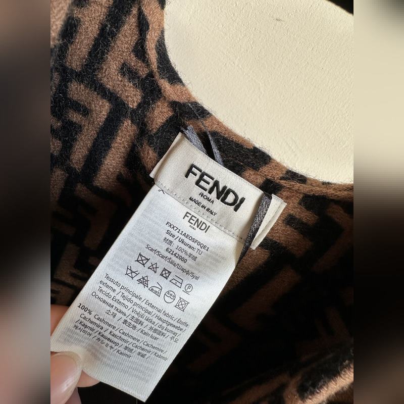 [ 同步專櫃！Fendi限量款鬥篷披肩]重磅！！純羊絨打造！！此款FF披風是Fe