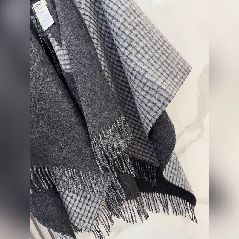 最新款外套式鬥篷，Fendi兩面穿帶帽子鬥篷，Fendi新款鬥篷，又一款神操作兩