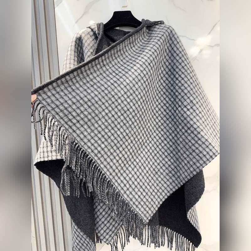 最新款外套式鬥篷，Fendi兩面穿帶帽子鬥篷，Fendi新款鬥篷，又一款神操作兩