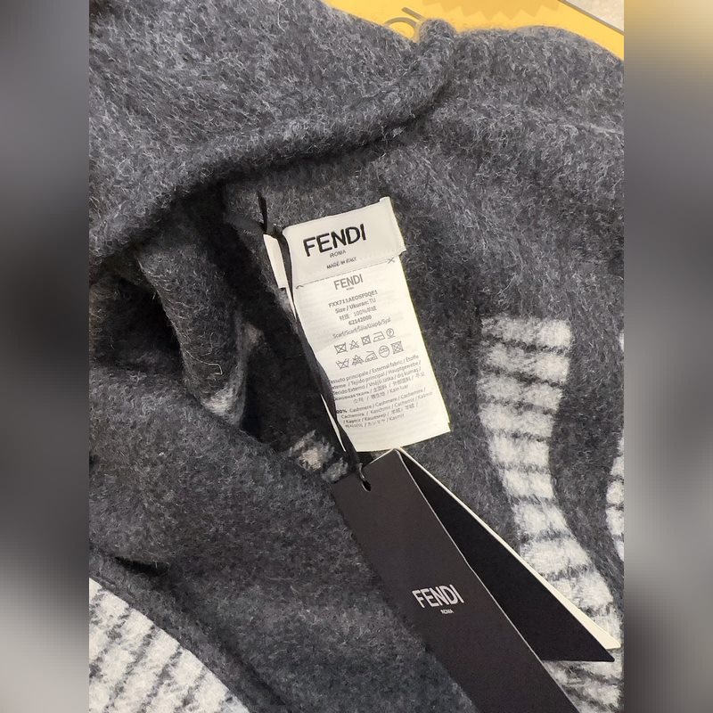 最新款外套式鬥篷，Fendi兩面穿帶帽子鬥篷，Fendi新款鬥篷，又一款神操作兩