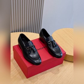 Ferragamo菲拉格慕Gancini扣飾流蘇鞋 這款男士樂福鞋精緻華美，閃亮