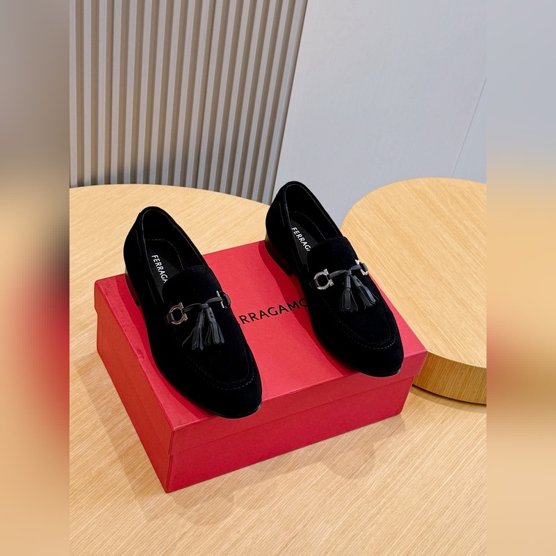 Ferragamo菲拉格慕Gancini扣飾流蘇鞋 這款男士樂福鞋精緻華美，閃亮