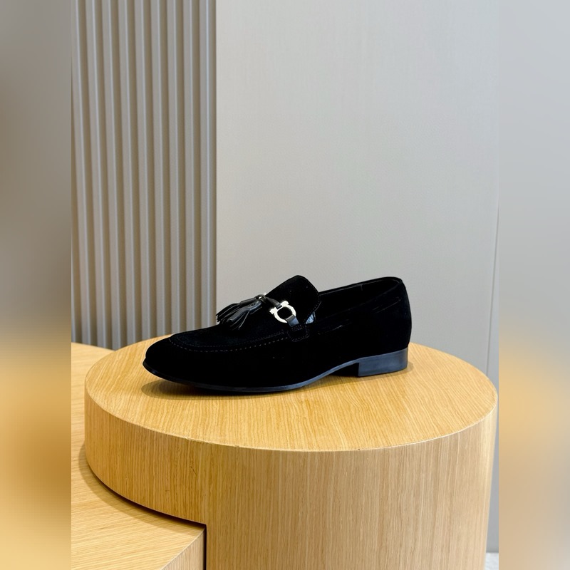 Ferragamo菲拉格慕Gancini扣飾流蘇鞋 這款男士樂福鞋精緻華美，閃亮