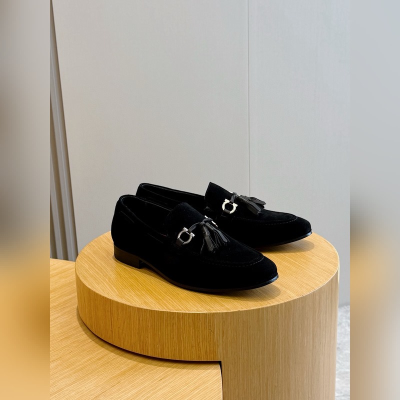 Ferragamo菲拉格慕Gancini扣飾流蘇鞋 這款男士樂福鞋精緻華美，閃亮