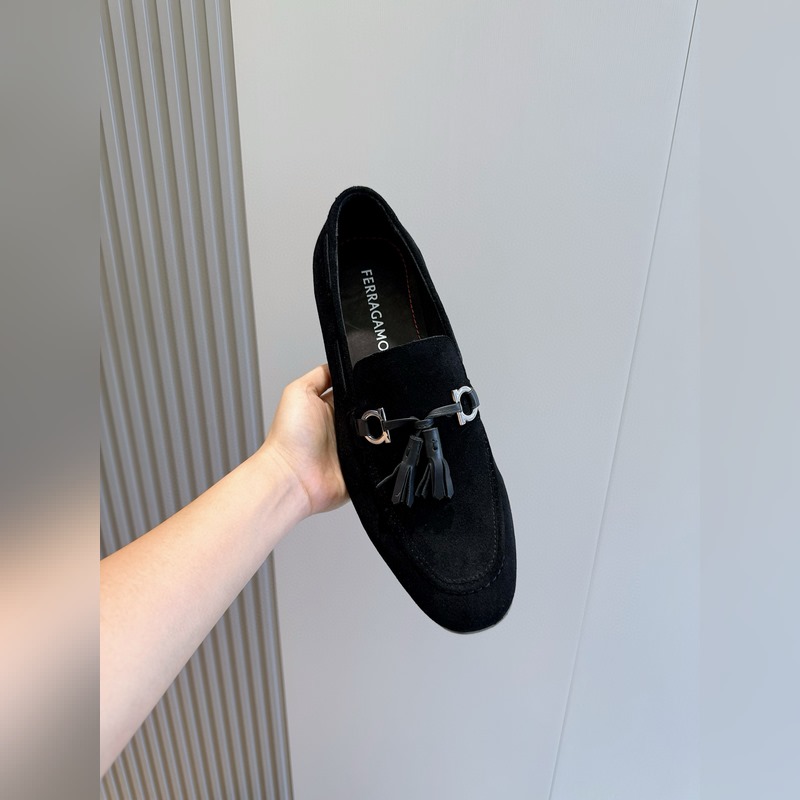 Ferragamo菲拉格慕Gancini扣飾流蘇鞋 這款男士樂福鞋精緻華美，閃亮