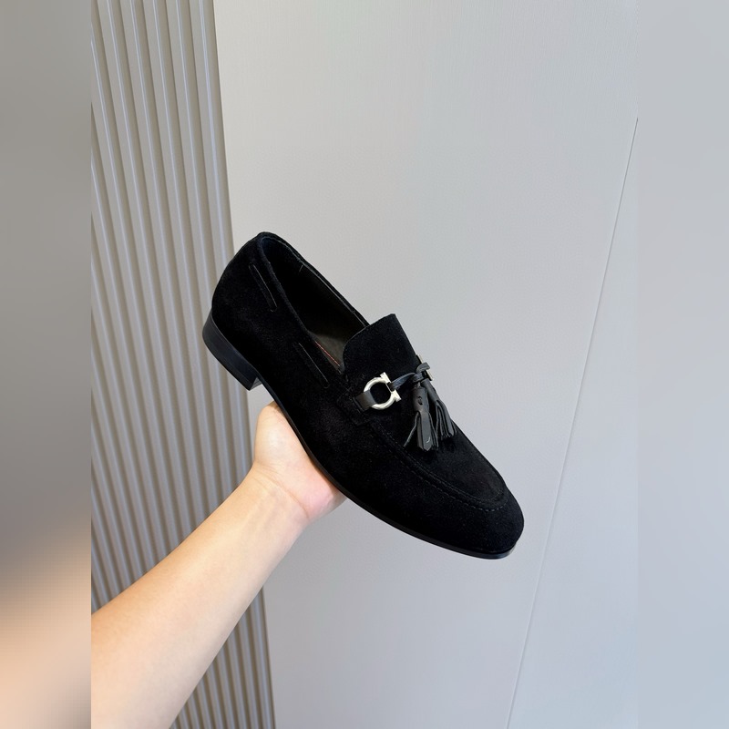Ferragamo菲拉格慕Gancini扣飾流蘇鞋 這款男士樂福鞋精緻華美，閃亮